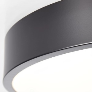 Detailaufnahme: Runde, schwarze LED-Deckenleuchte Slimline mit warmweißem Licht.