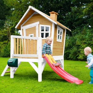 Axi Robin Spielhaus mit Rutsche, braun-weiß, Kinder spielen im Garten.
