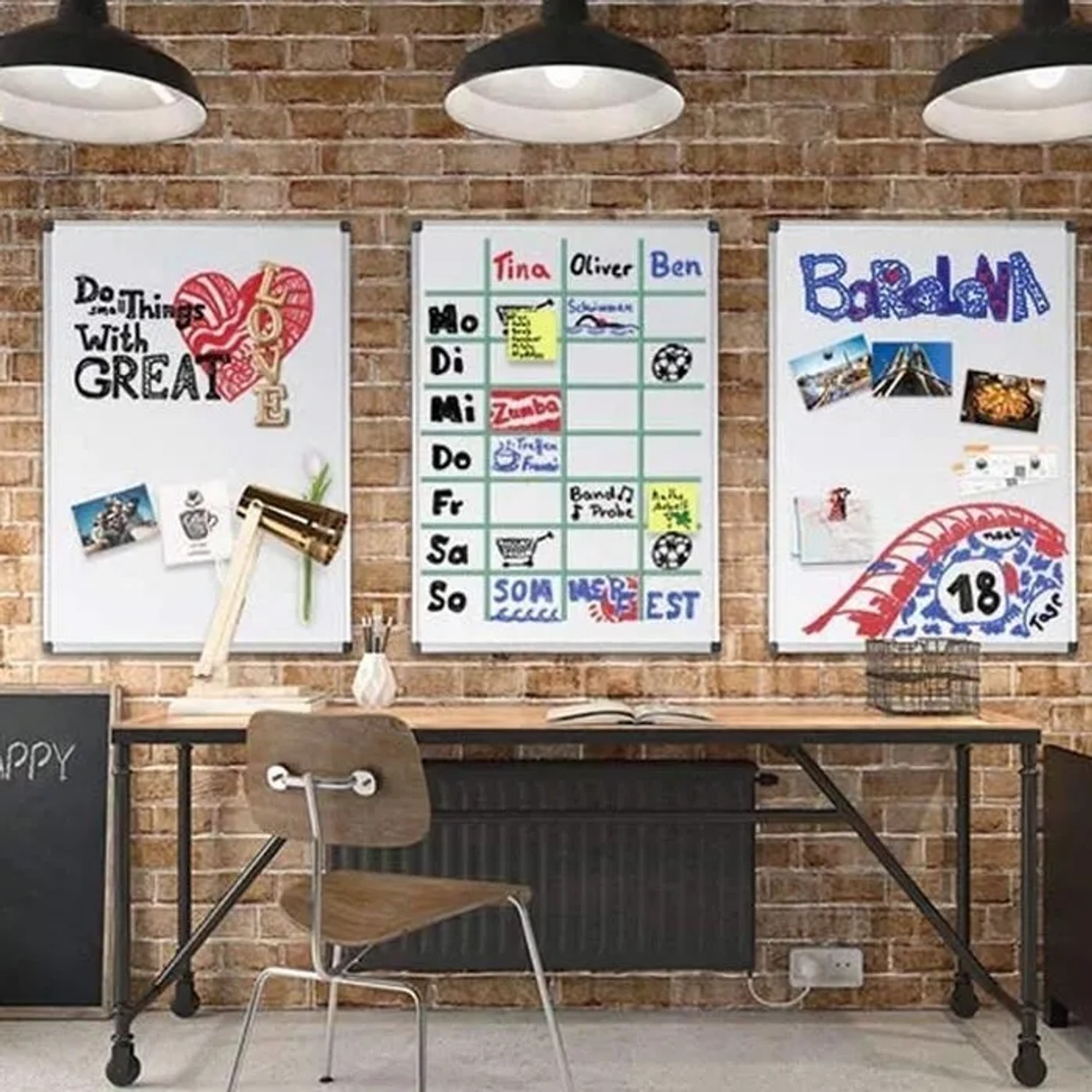 KARAT Whiteboard 90x120cm mit Notizen und Magneten an einer Backsteinwand.