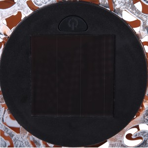 Detailansicht des Solarpanels der Globo LED-Solaraußenleuchte Kugel mit Dekogeflecht.