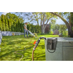 Gardena Regenfasspumpe 2000/2 Li-18 beim Bewässern des Gartens. Inkl. Akku und Ladegerät.