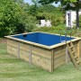 Karibu Holzpool 2 44 mm KDI mit Leiter und blauer Innenfolie im Garten.