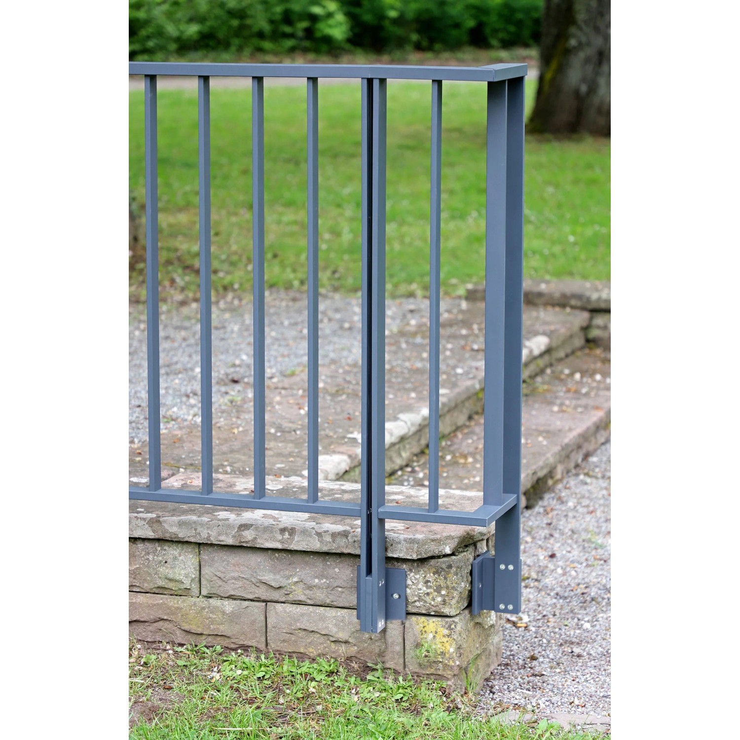 Eckset Linus, anthrazitfarbenes Aluminiumgeländer mit senkrechten Stäben für Treppen und Geländer.