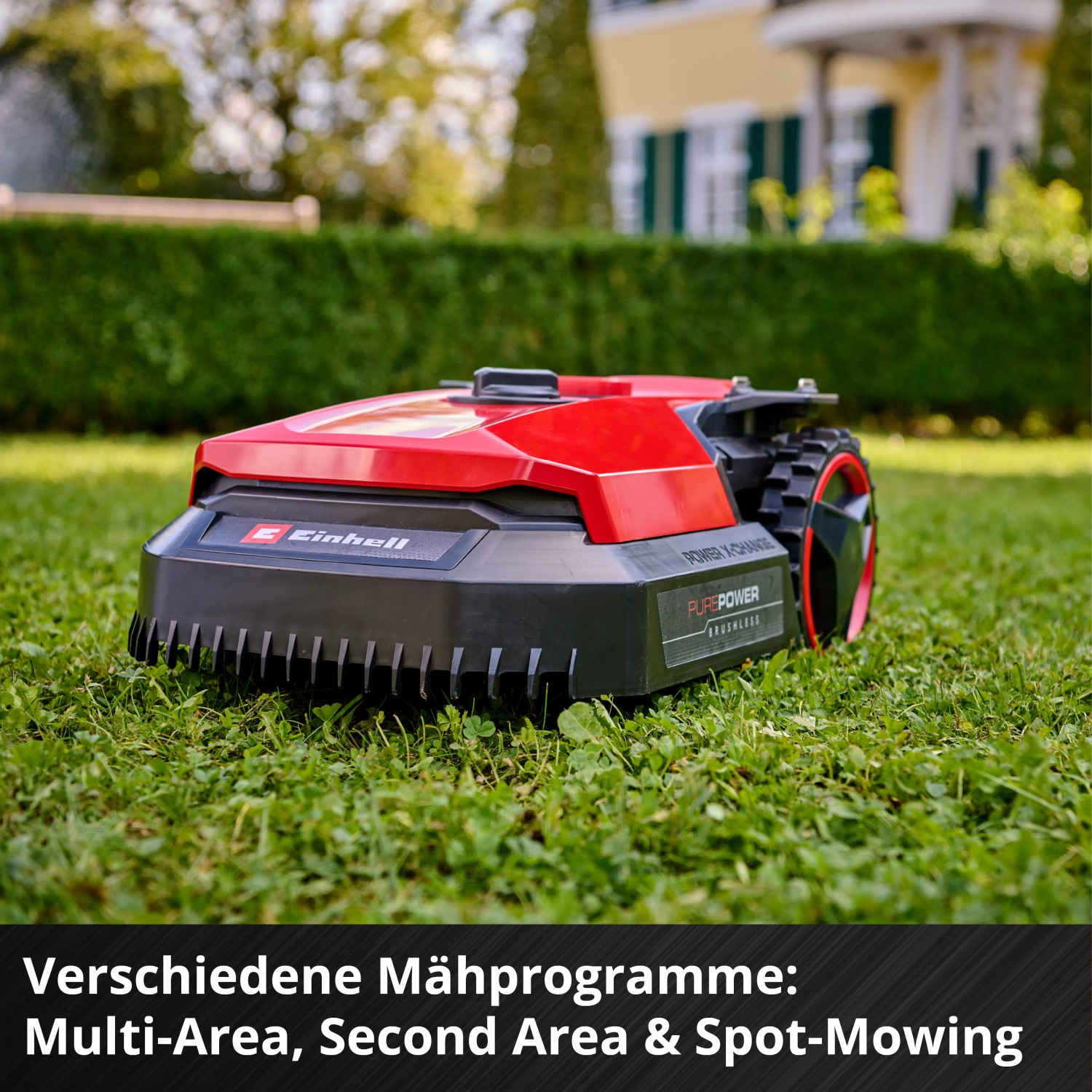 Einhell Freelexo 500 Mähroboter in Rot/Schwarz auf Rasen. Ideal für Gärten bis 500 m².