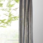 Mydeco Ösenschal Soft Taupe, 300x135 cm, vor Fenster mit Gartenblick.