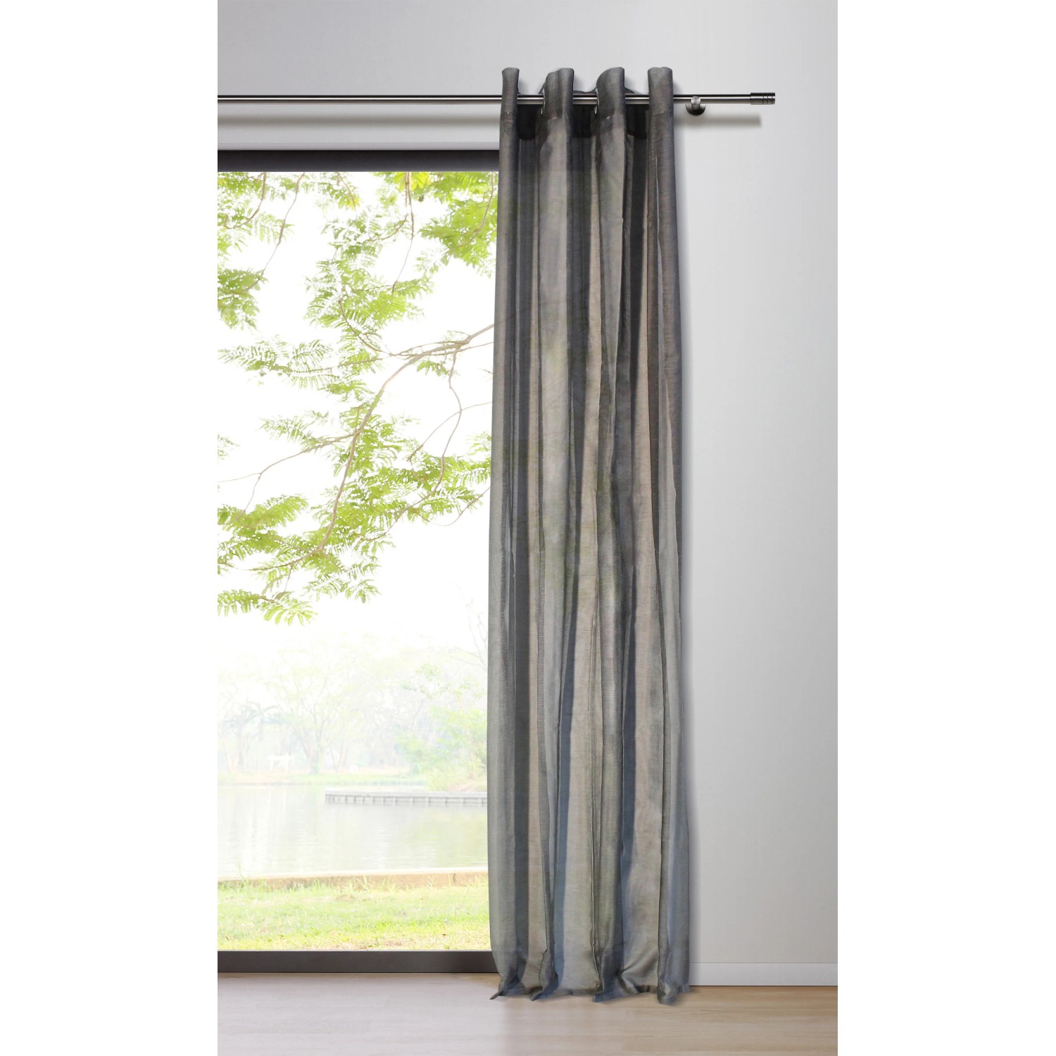 Mydeco Ösenschal Soft Taupe, 300x135 cm, vor Fenster mit Gartenblick.