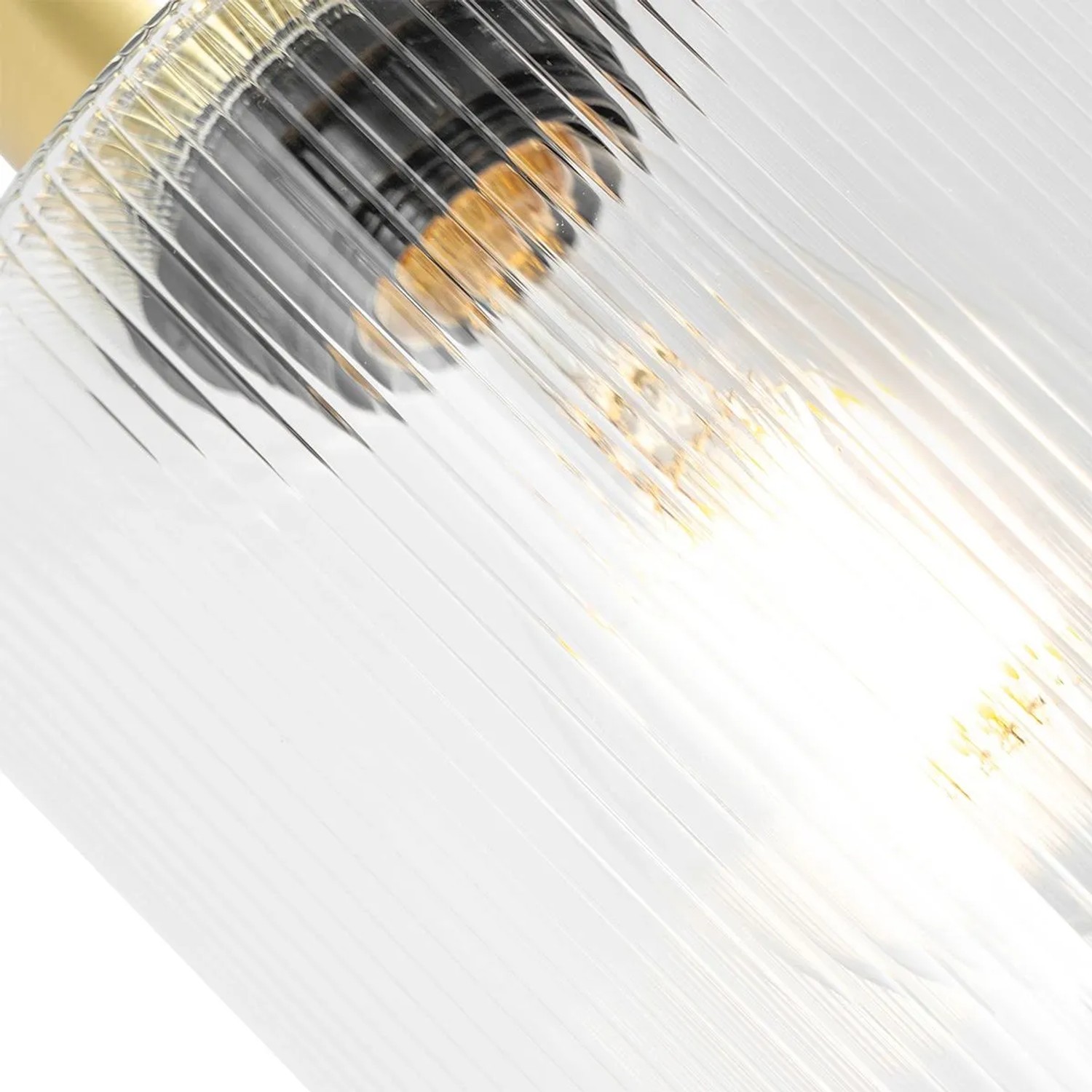Detailaufnahme: Goldener Art Deco Deckenstrahler Laura mit geripptem Glas.