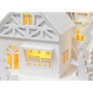 Beleuchtetes, weißes Weihnachtsdorf aus Holz mit warmweißen LEDs als Weihnachtsdeko.