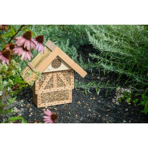 Großes Insektenhotel Monschau aus Kiefernholz, 37,5x15x38,5cm, im Garten mit Blumen.