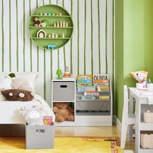 Weißes SoBuy Bücherregal mit Stoffboxen im Kinderzimmer.