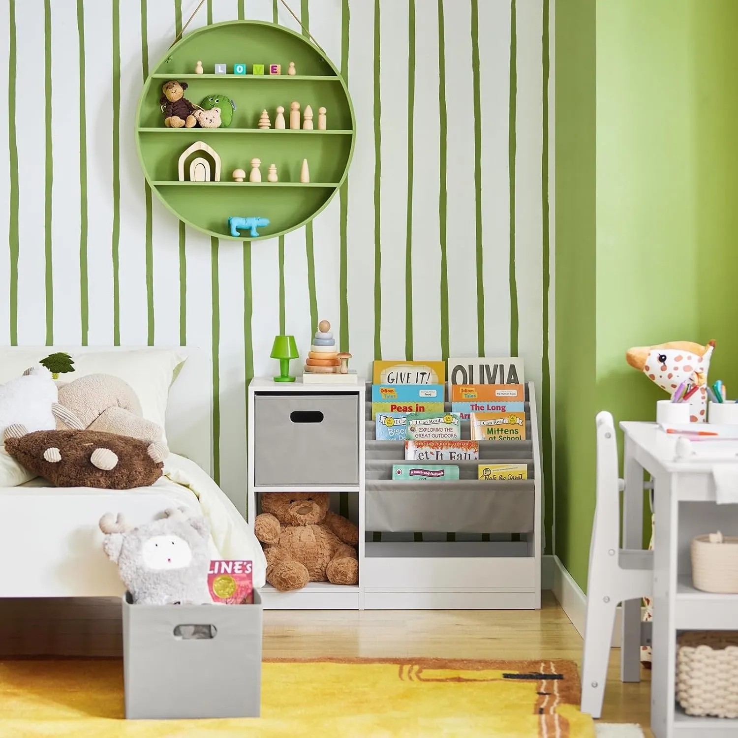 Weißes SoBuy Bücherregal mit Stoffboxen im Kinderzimmer.