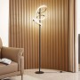 Moderne, dimmbare LED Stehlampe Madu in Schwarz mit drei ringförmigen Leuchtelementen.