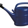 Blaue Geli Gießkanne mit 10 l Fassungsvermögen und Brausekopf.