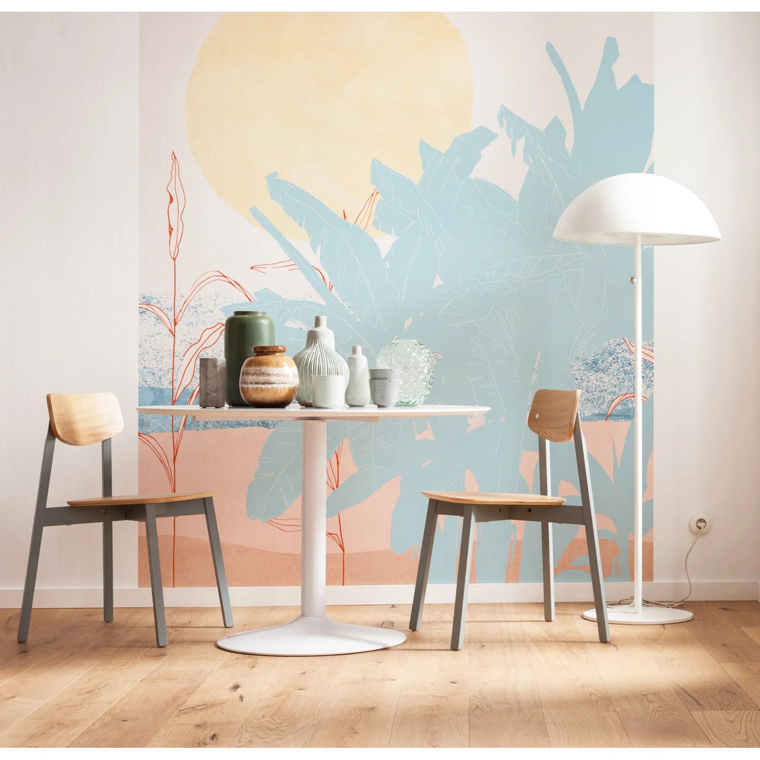 Komar Vlies Fototapete Banana Leaves, 250x280 cm, mit Bananenblatt-Motiv im Interieur.