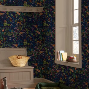 Detailaufnahme: Blaue Joules Vliestapete Enchanted Woodland mit Waldtier-Motiv im Raum.