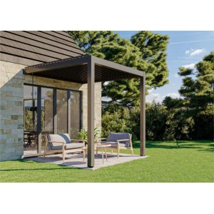 Anthrazitfarbene, wandmontierte Huun Pergola Piano 300x300 cm mit Lamellendach und Sitzgruppe im Garten.