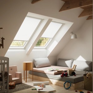 Zwei weiße Velux Sichtschutzrollos RFL C02 1028S in Dachfenstern eines Kinderzimmers.