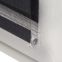 Detailaufnahme: Schwarzes Sol Royal Doppelrollo SolDecor DL2 am Fenster mit Klemmträger.