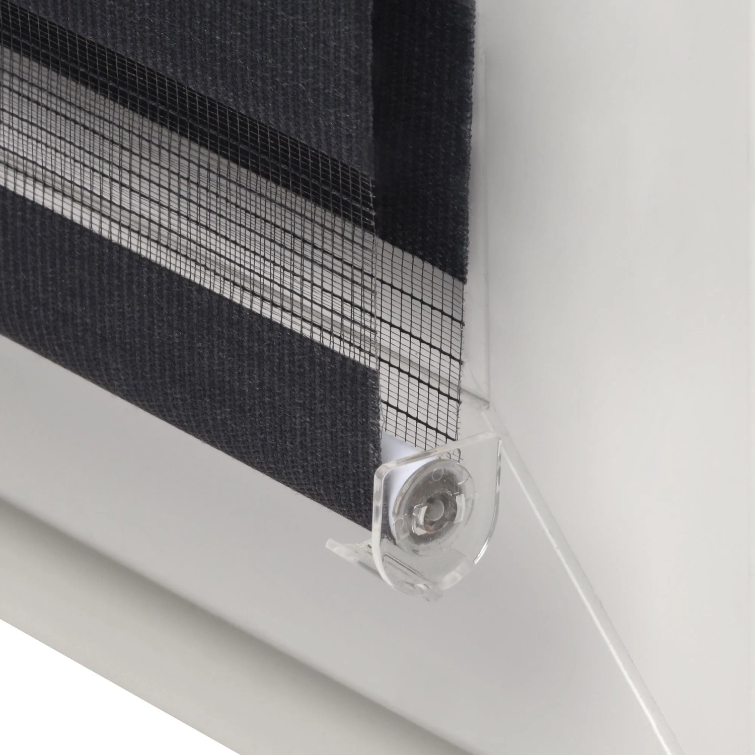 Detailaufnahme: Schwarzes Sol Royal Doppelrollo SolDecor DL2 am Fenster mit Klemmträger.