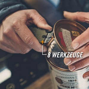 Gerber Prybrid Utility Multitool beim Öffnen einer Dose. Kompaktes Werkzeug mit 8 Funktionen.