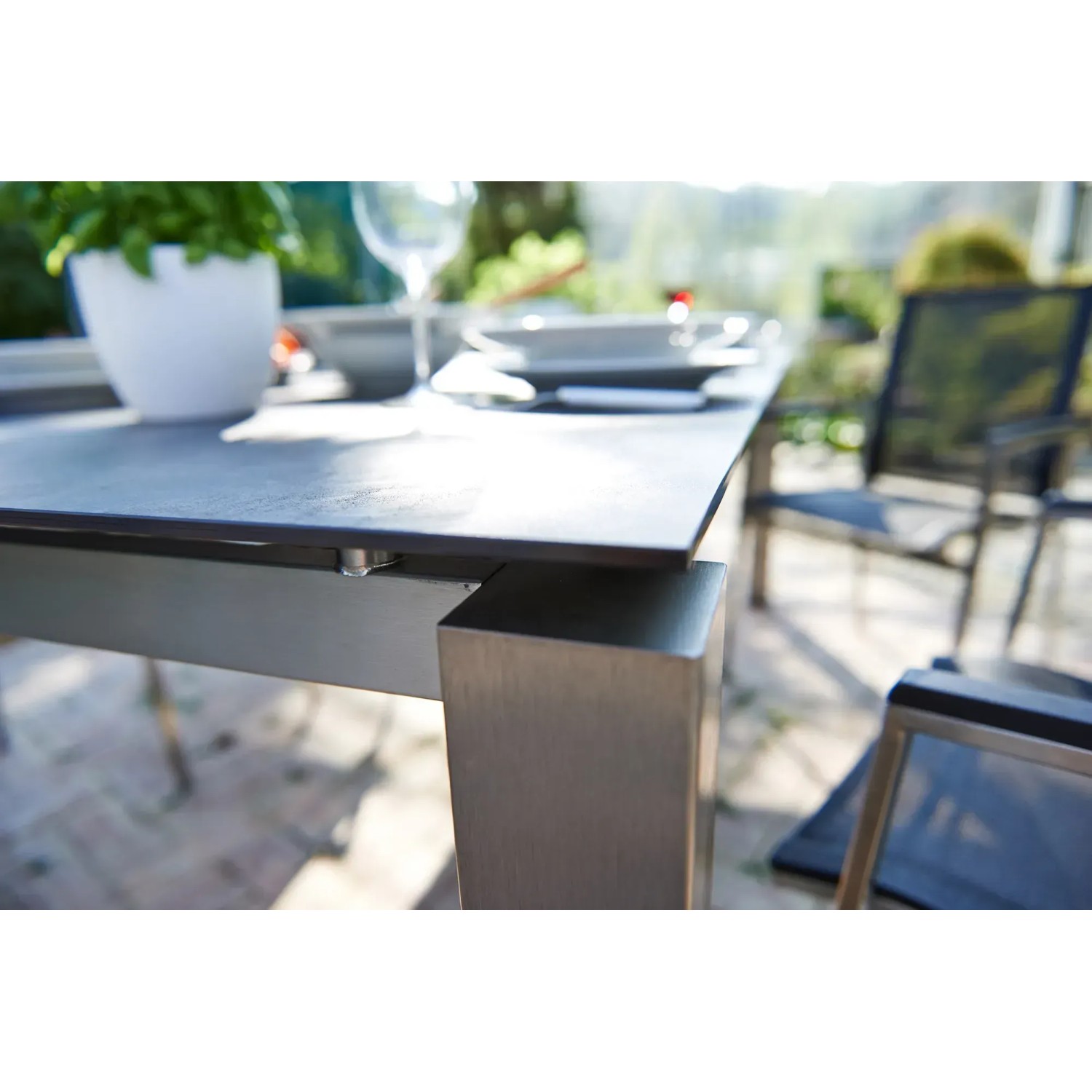 Acamp Gartenmöbel-Set Auris: Tisch 200x100 cm mit Edelstahlgestell und Stapelsessel, Metalica Dark.