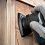 Bosch Expert C470 Schleifblatt mit Deltaschleifer im Einsatz auf Holz.