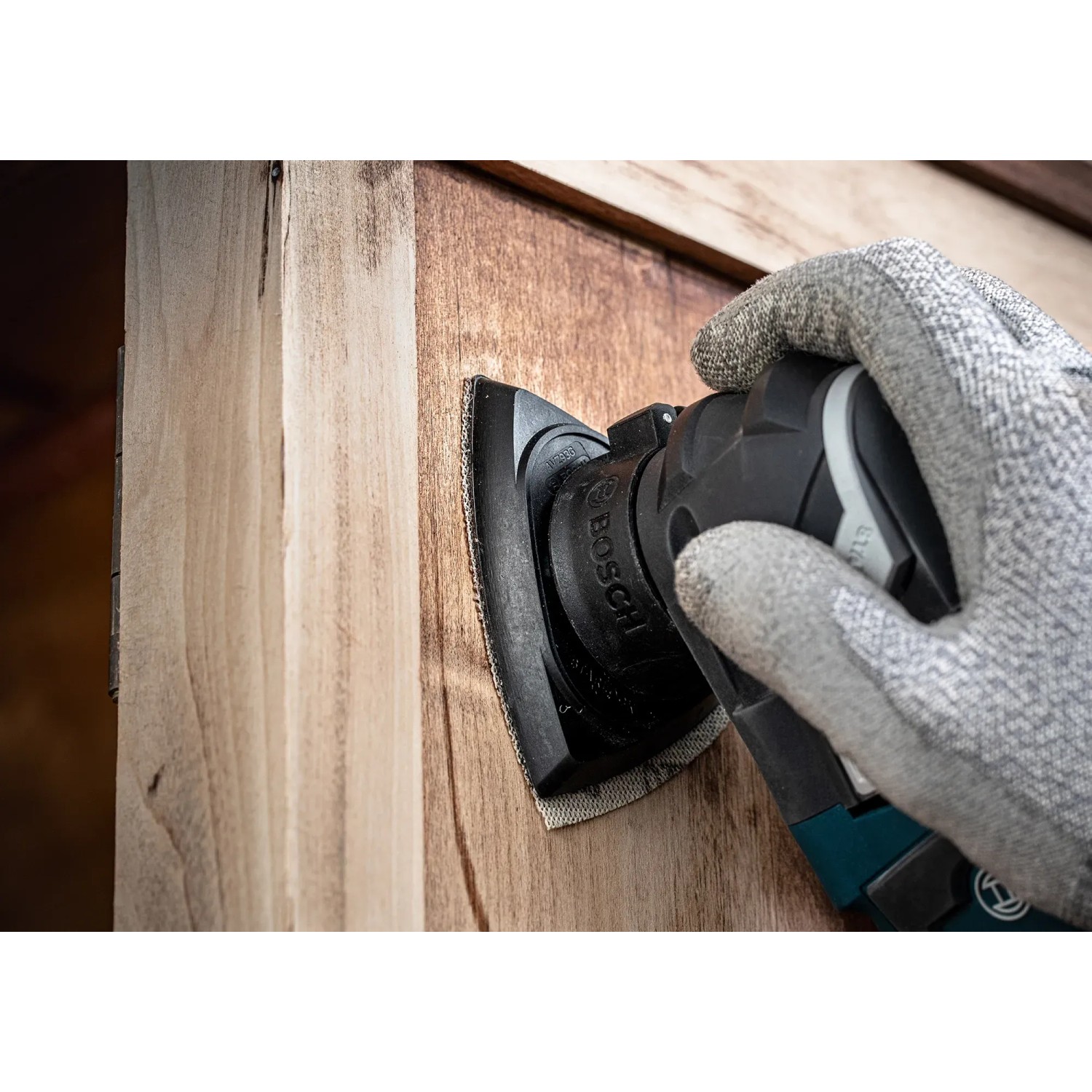 Bosch Expert C470 Schleifblatt mit Deltaschleifer im Einsatz auf Holz.