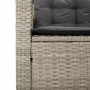 Detailansicht: Hellgraues Gartensofa in L-Form aus Poly Rattan mit dunklen Kissen.