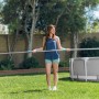 Frau hält Intex Reinigungs-Set Deluxe für Pools, bestehend aus Kescher, Bürste und Saugschlauch.