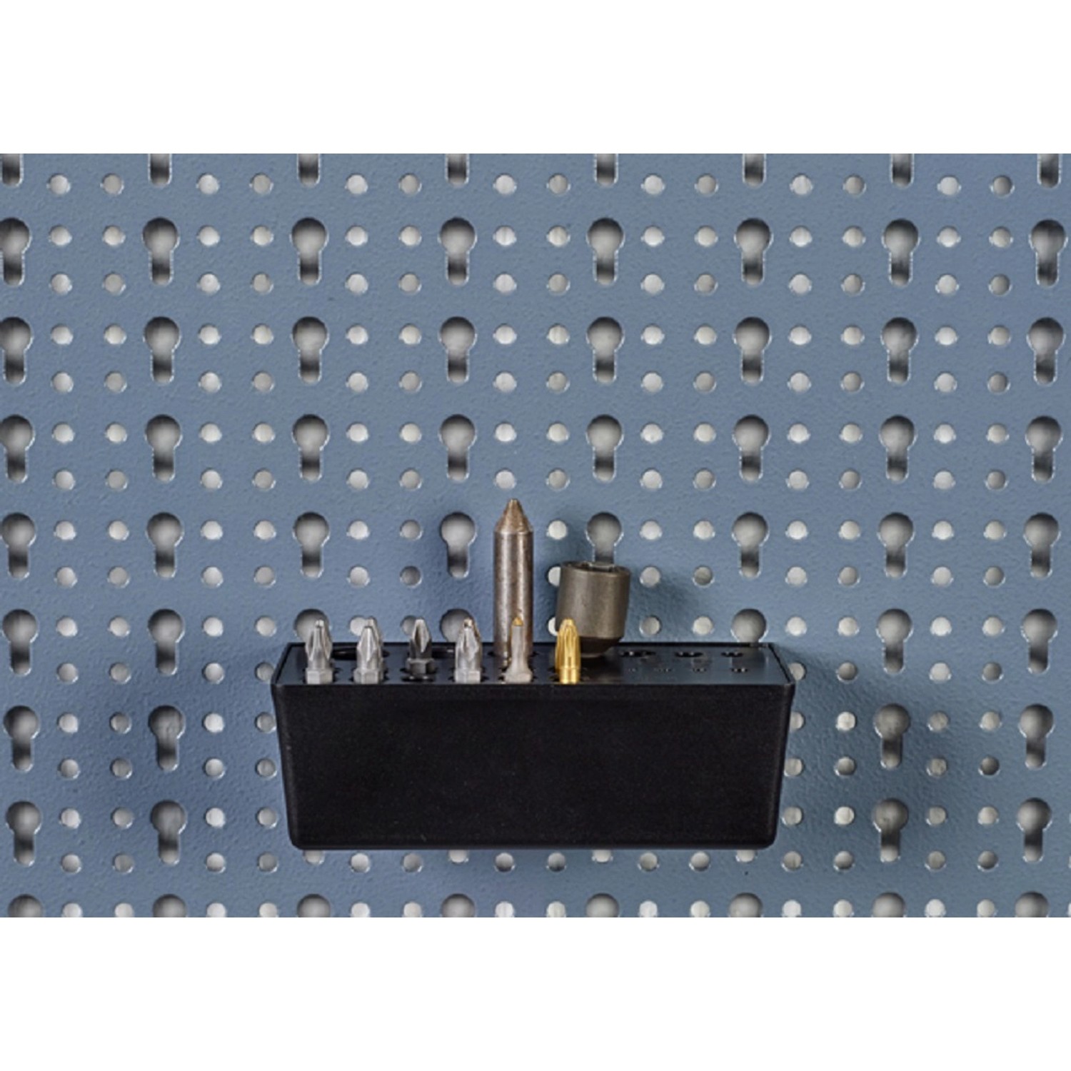 Küpper Systemhalter-Box mit Bohrern und Bits an Lochwand, Werkzeugaufbewahrung.