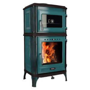 Türkis emaillierter 365 Kaminofen Ferrox 55 mit Backfach und brennendem Feuer.