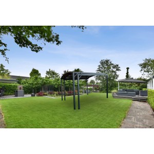 Leco Pergola Jotta 4.0 in Anthrazit im Garten, Dach teilweise geöffnet.