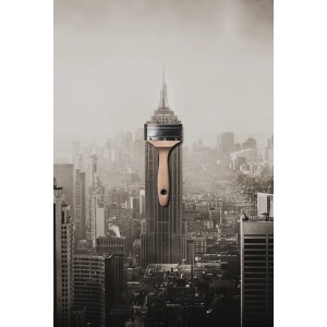Schöner Wohnen Trendfarbe Manhattan, seidenglänzend, mit Pinsel vor New Yorker Skyline.