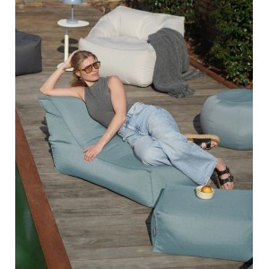 Himmelgrauer mokebo Outdoor Sitzsack Sundowner mit Füllung auf Holzdeck mit Frau.