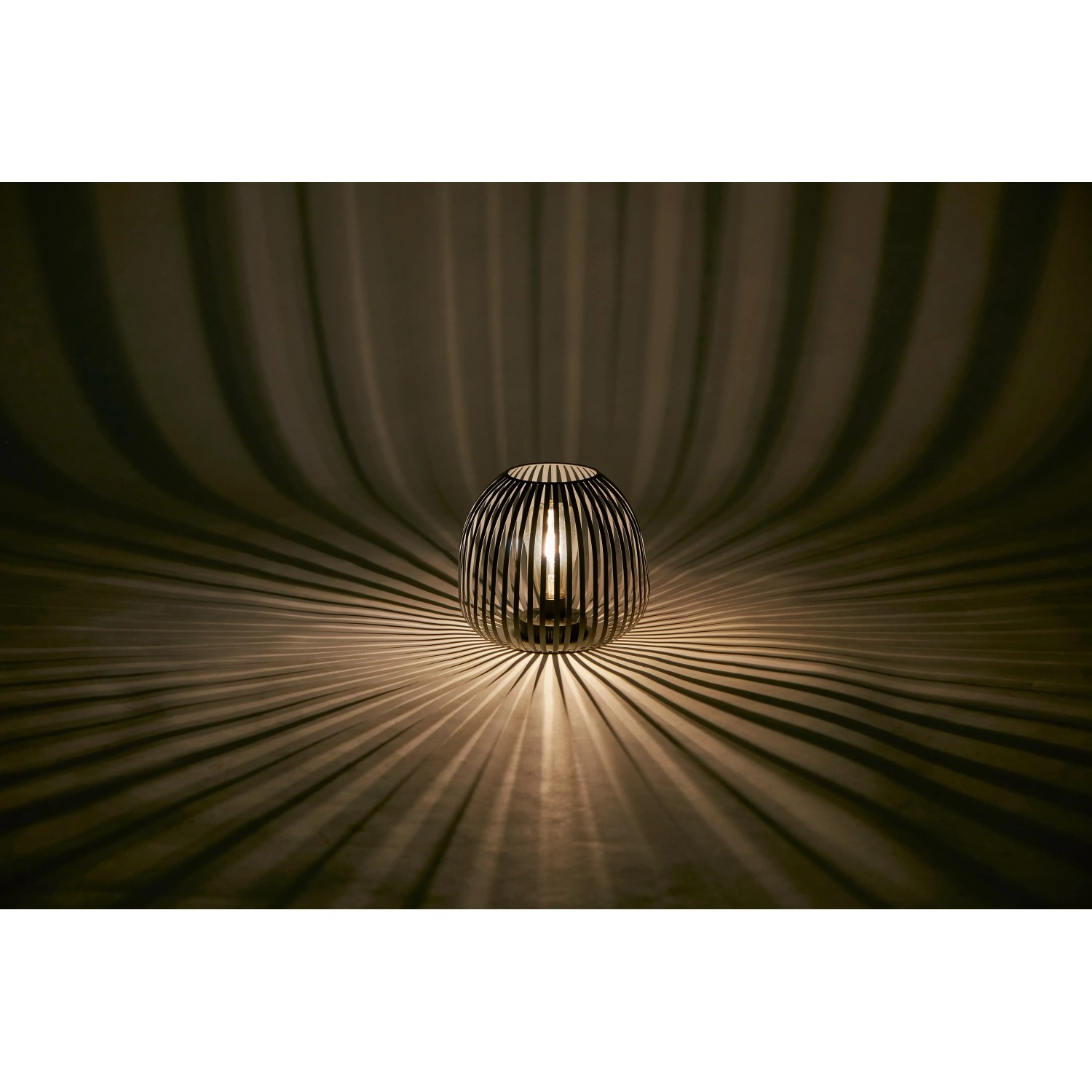 Graue Solar-LED-Dekoleuchte Mereta mit Gitterdesign und warmweißem Licht für stimmungsvolle Gartenbeleuchtung.