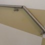 Edelstahl-Handlauf mit Gelenk V2A (40 mm) zur Eckverbindung, montiert an einer Wand.