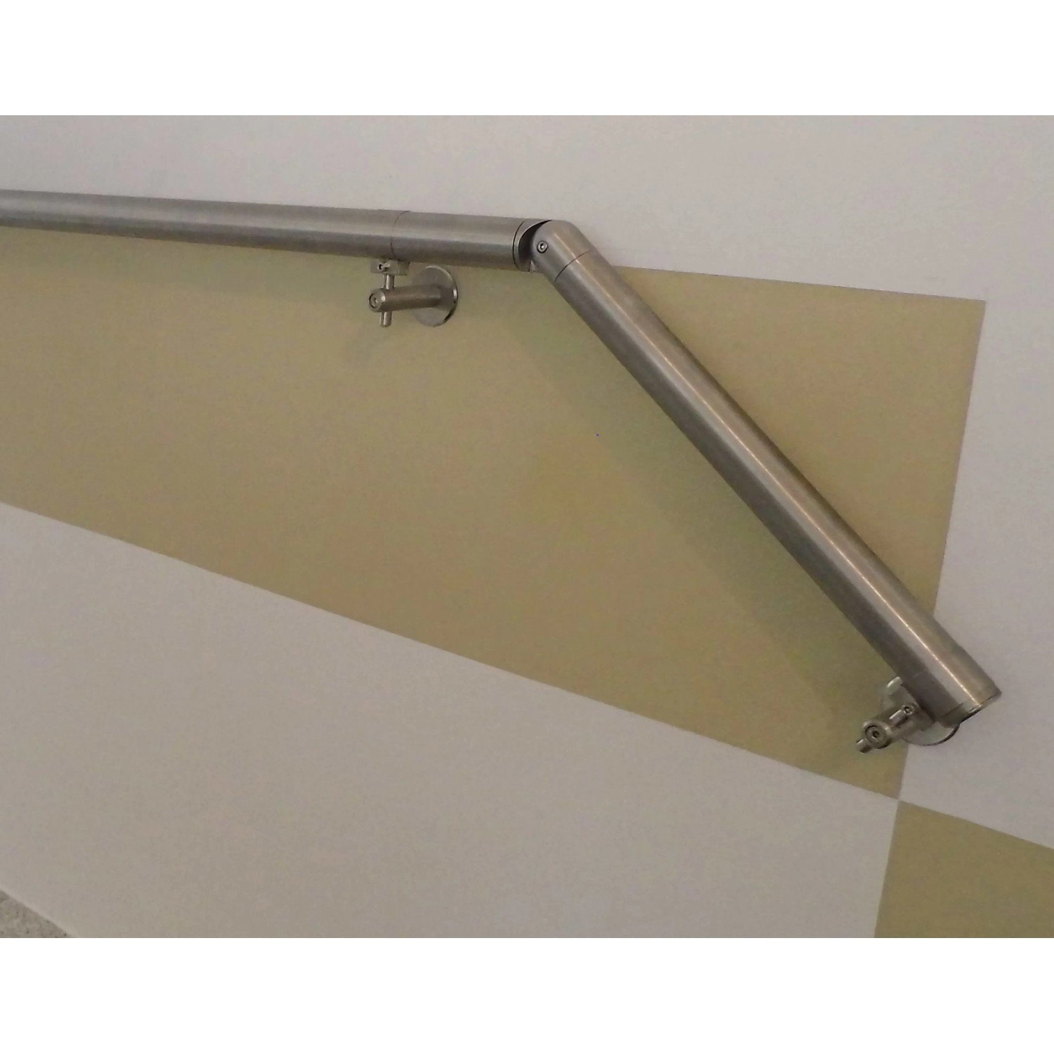 Edelstahl-Handlauf mit Gelenk V2A (40 mm) zur Eckverbindung, montiert an einer Wand.