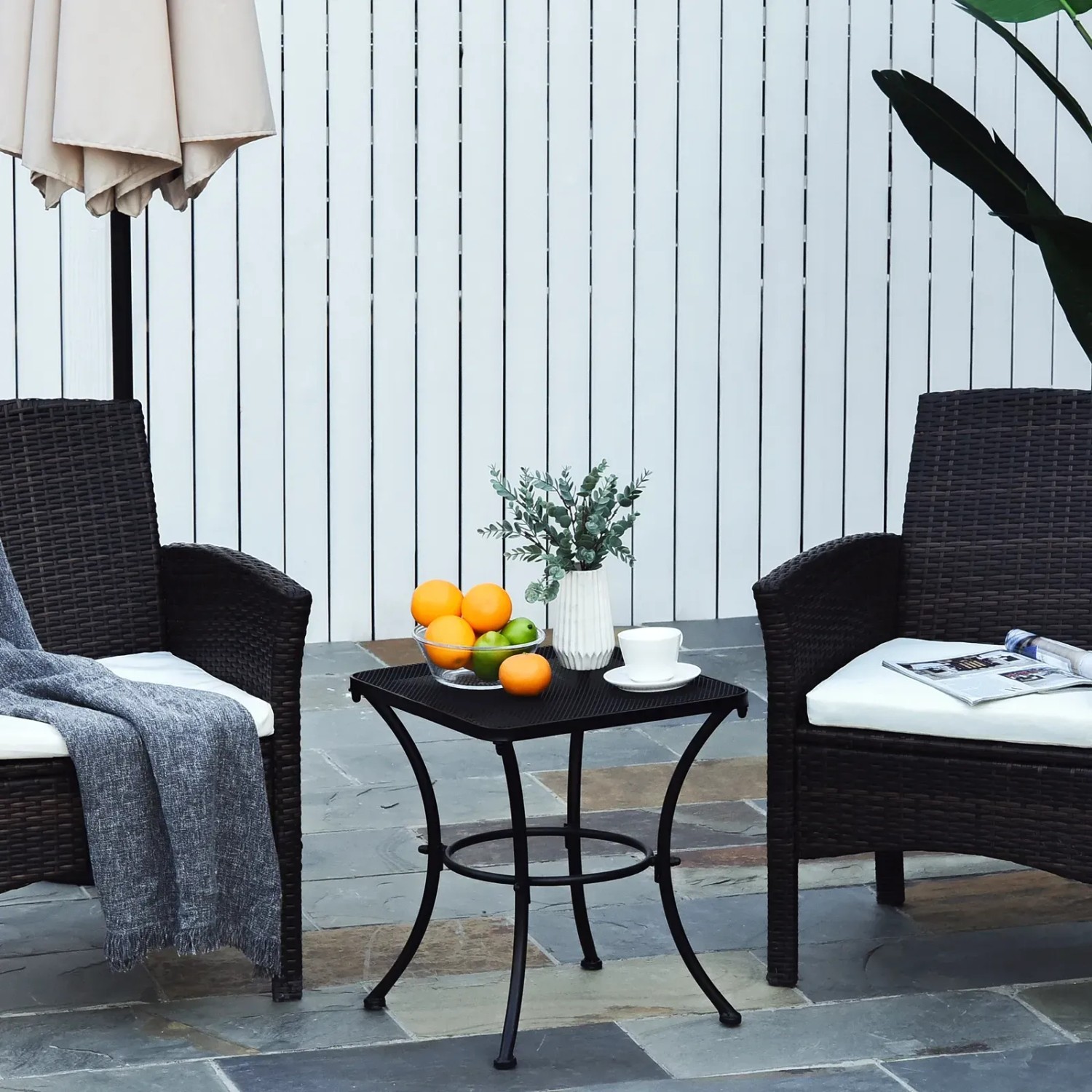 Outsunny Gartentisch mit Mesh-Tischplatte, pflegeleicht und ideal für Garten, Terrasse oder Balkon.