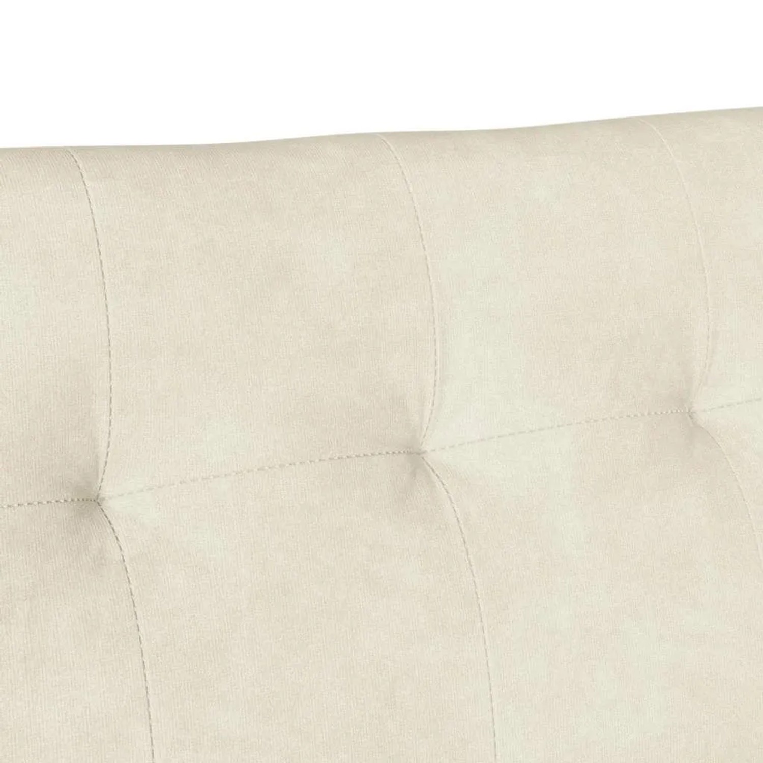 Detailaufnahme: Creme-farbene Chesterfield Bank aus Samt mit Knopfheftung.