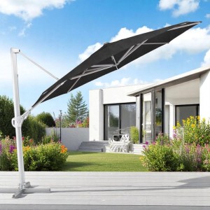 Kettler Ampelschirm EASY SWING 350cm in Schwarz auf Terrasse. Runder Sonnenschirm mit silbernem Gestell, geneigt über Garten.
