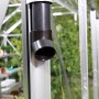 Detailaufnahme: Schwarzes Regenrohr-Set am Vitavia Gewächshaus Apollo.