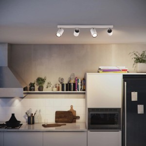 Weißer Kosipo 4er LED-Spot an Decke in moderner Küche. Drehbar für gezielte Beleuchtung.