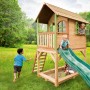 Axi Sarah Spielhaus aus Holz mit grüner Rutsche und Sandkasten im Garten.