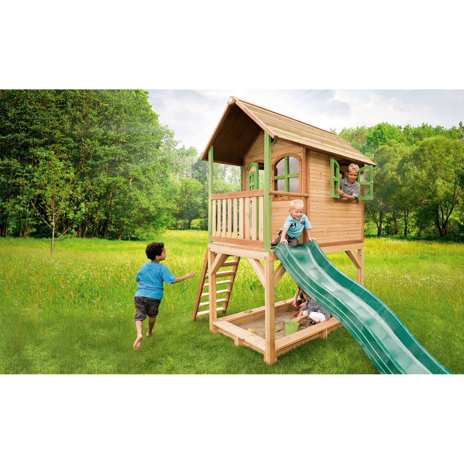 Axi Sarah Spielhaus aus Holz mit grüner Rutsche und Sandkasten im Garten.