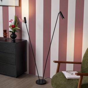 Moderne, schwarze QAZQA Stehleuchte Thomas mit zwei Leuchten im Wohnzimmer.