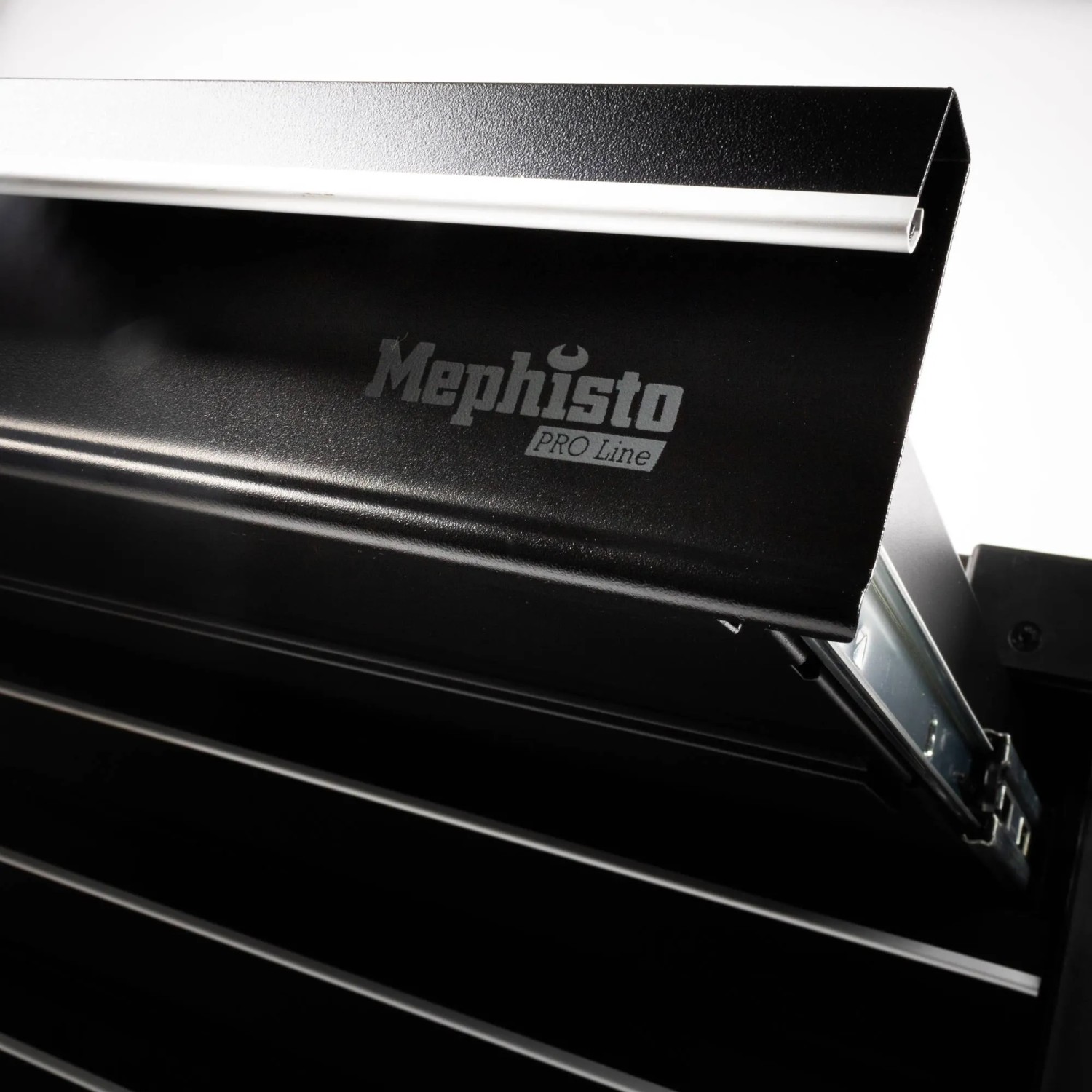 Detailaufnahme: Schwarzer Mephisto Pro-Line Werkzeugwagen mit Schubladen und Logo.