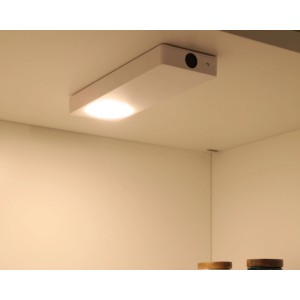 Weiße Müller-Licht LED Unterbauleuchte Padi mit Sensor unter einem Schrank.