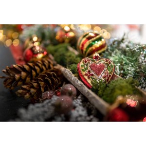 9-tlg. Weihnachtsbaumkugelset Xmas Night von Krebs Glas Lauscha, gold-bordeaux mit Herz und Blumendekor.