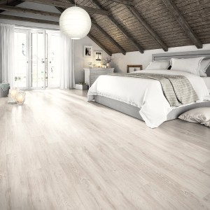 Heller Egger Laminatboden PL2771 Girona Kastanie Weiß im Schlafzimmer mit Dachschräge.