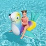 Kind auf Bestway Schwimmtier Robbe im Pool. Buntes, aufblasbares Wasserspielzeug für Kinder.